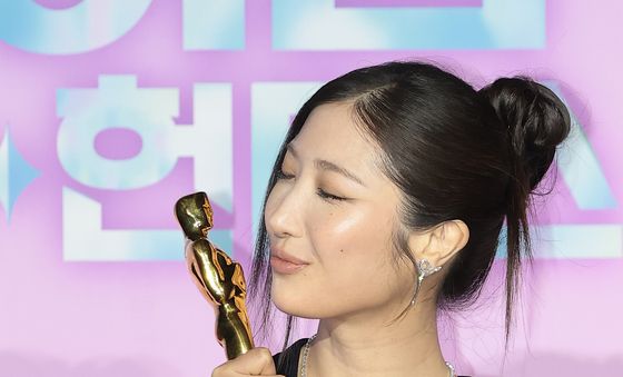 이재, 아카데미 트로피에 '키스'