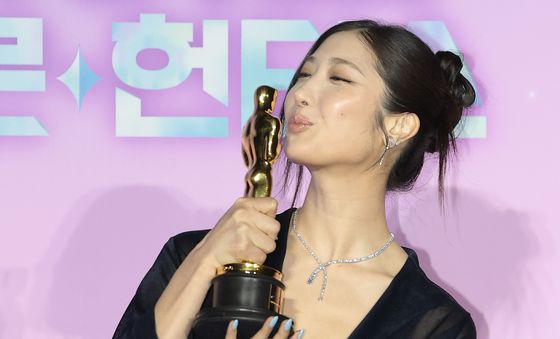 이재, 아카데미 트로피에 '키스'