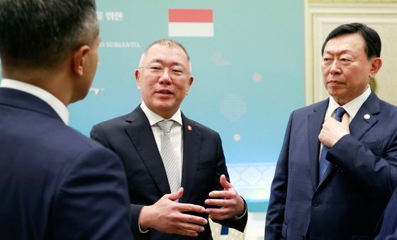 인니 상공회의소 회장과 대화하는 정의선·신동빈 회장