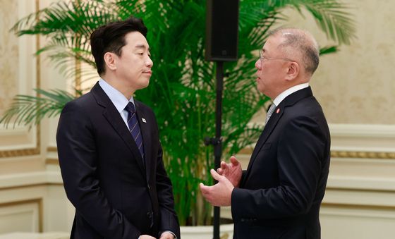 정의선 회장과 대화하는 강훈식 비서실장