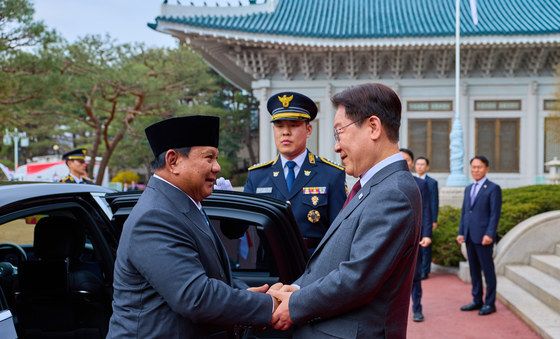 악수하는 한·인니 정상