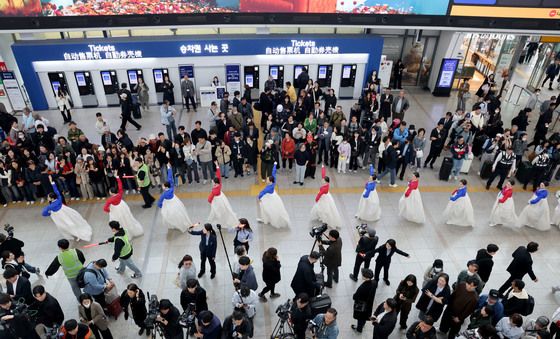'서울역이 우리의 무대, 시민들은 관객'