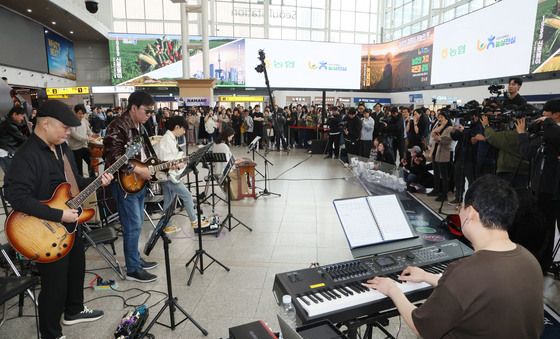 서울역에서 펼쳐진 '문화의 날 확대' 기념 공연