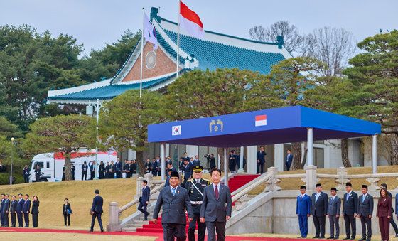 의장대 사열 위해 이동하는 한·인니 정상