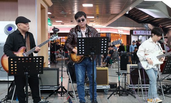 최휘영 장관, 기타 연주 실력은?