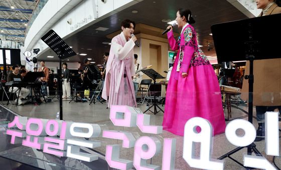 서울역이 무대로