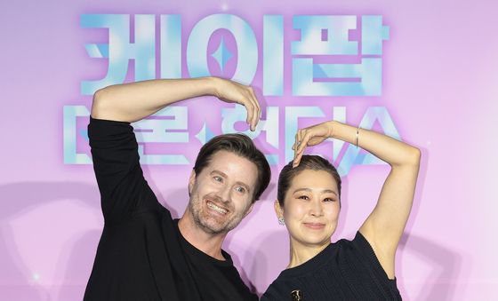 매기 강 위해 매너다리 하는 크리스 애플한스 감독