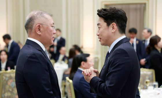 정의선 회장과 대화하는 강훈식 비서실장