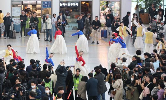 '서울역 대합실이 무대, 시민들이 관객'