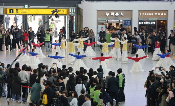 '서울역 시민들이 우리의 관객'