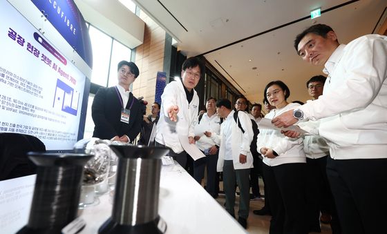 공장 현장 챗봇 AI 부스 둘러보는 한성숙 장관