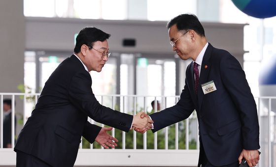 인사 나누는 정근식 교육감과 차정인 교육위원장