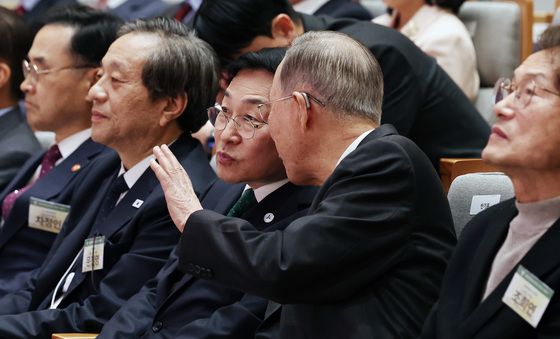 대화하는 정근식 교육감과 반기문 전 유엔사무총장