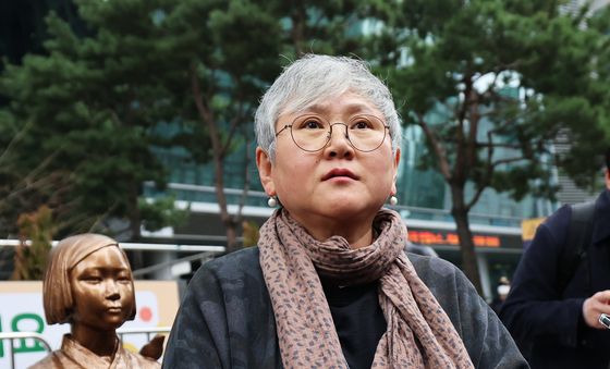 취재진과 대화하는 평화의 소녀상 김서경 작가