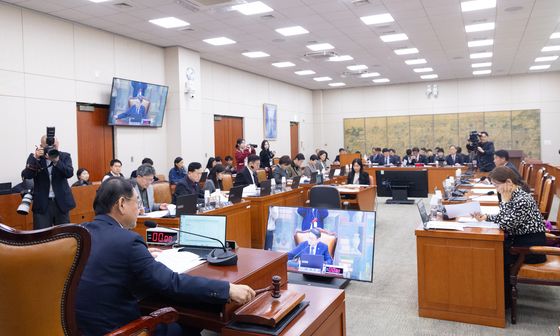 문체위 전체회의 주재하는 김교흥 위원장