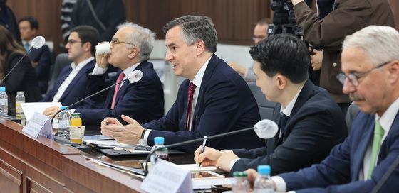 발언하는 데이비스 맥얼리스터 EU의회 외교위원장