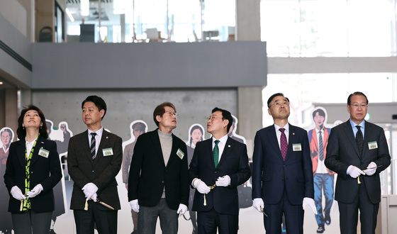 교육청 신청사 둘러보는 전·현 서울교육감