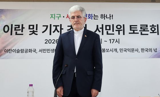 묵념하는 주한 이란 대사