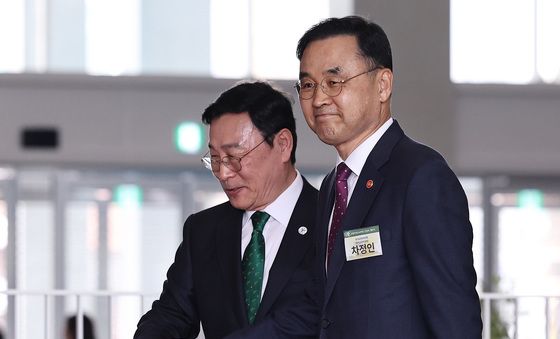 차정인 국가교육위원장 안내하는 정근식 교육감