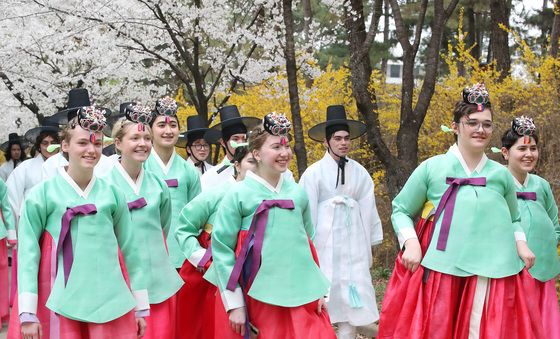 '한국의 봄을 만끽하다'