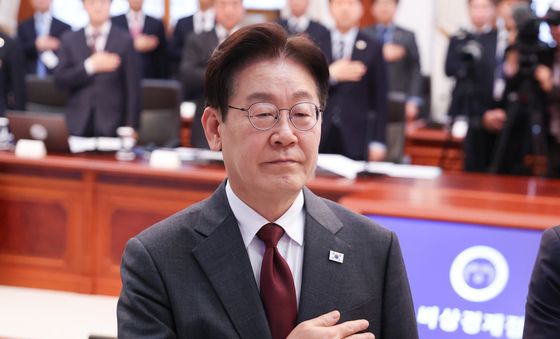 국민의례 하는 이재명 대통령