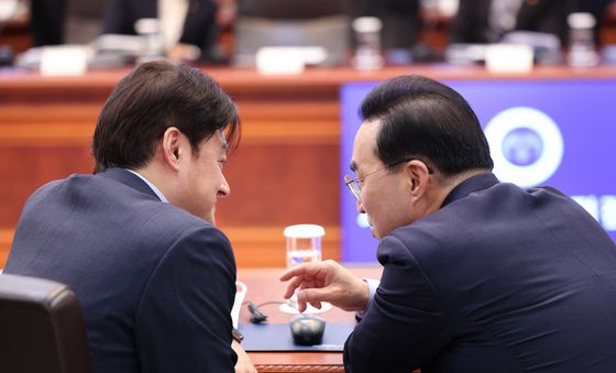 대화하는 박홍근 장관·홍익표 수석