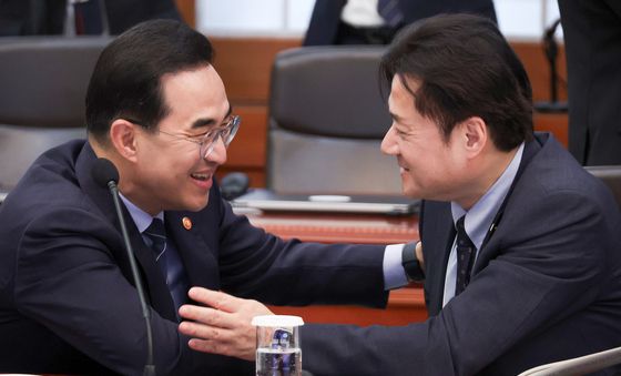 대화하는 박홍근 장관·홍익표 수석