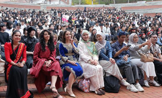 "한국어 배우러 왔어요"