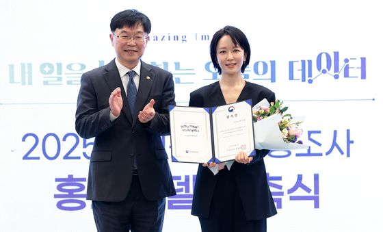 포즈 취하는 안형준 국가데이터처정과 박선영 아나