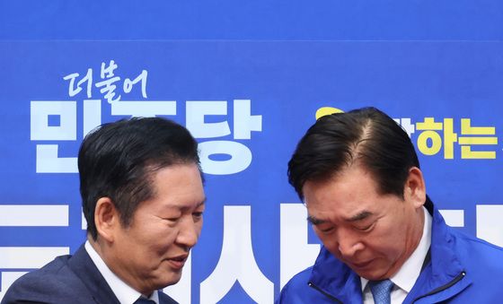 당 점퍼 입혀주는 정청래 대표