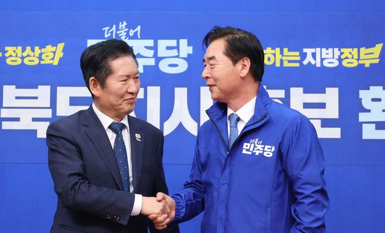 악수하는 정청래·오중기