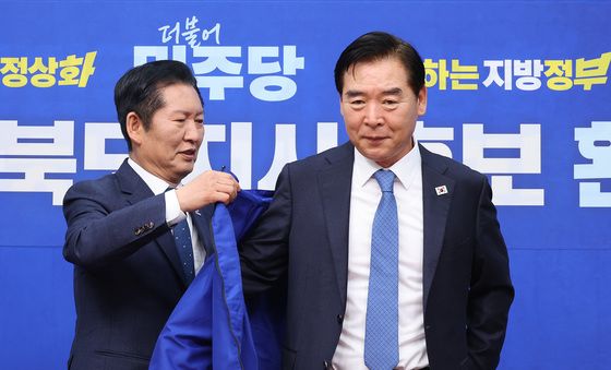 점퍼 입혀주는 정청래 대표