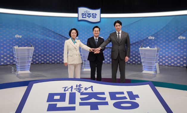 합동토론회 앞서 기념촬영하는 추미애·김동연·한준호 민주당 경기지사 경선후보