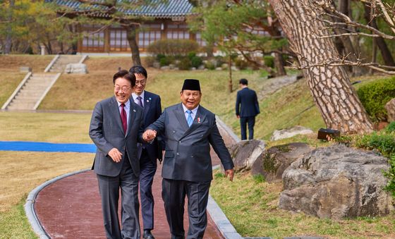 손 잡고 이동하는 한·인니 정상