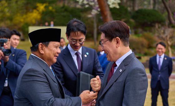 마주 보는 한·인니 정상