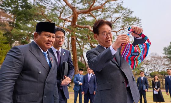 반려동물 용품 살피는 이재명 대통령