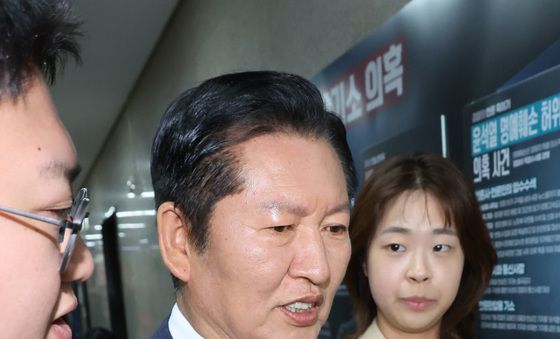 질문 받는 정청래 대표