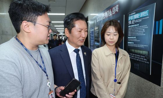 취재진 질문 받는 정청래