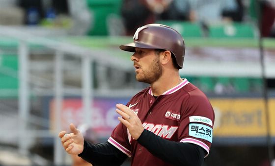 이주형 2루타에 홈인한 브룩스