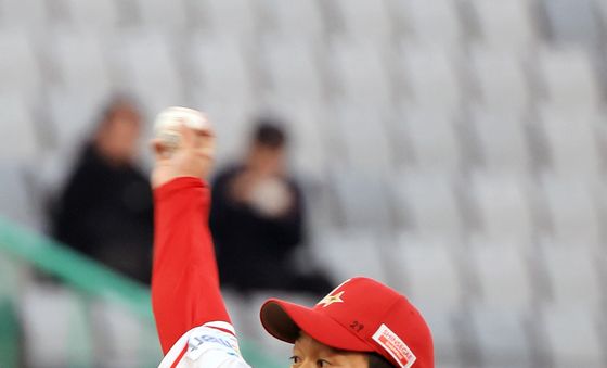 역투하는 SSG 선발 타케다