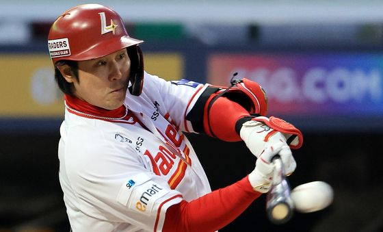 최정 '4연승을 향한 스윙'