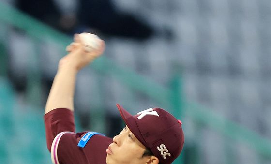 투구하는 키움 선발 배동현