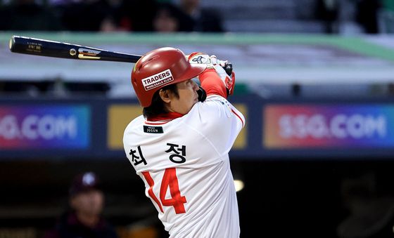 최정 '힘찬 스윙'