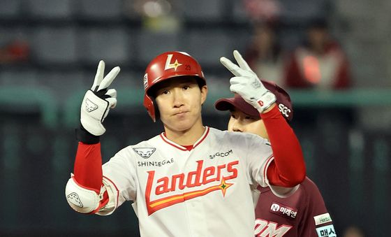 2루타 핸드사인 하는 박성한