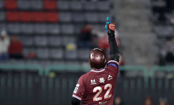 2루타 세리머니하는 브룩스