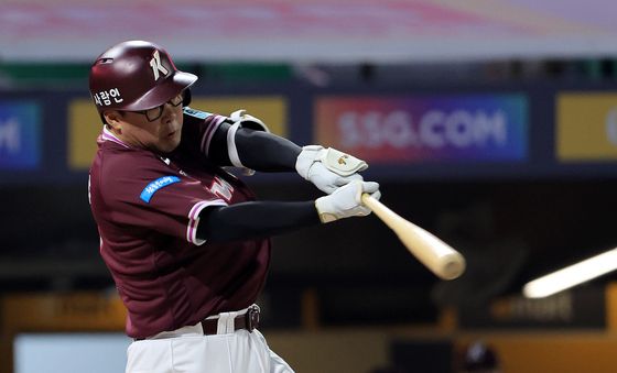 안치홍, 2루타로 득점 '도망가는 키움'