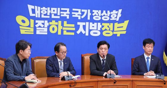 질의 답변하는 조승래 사무총장