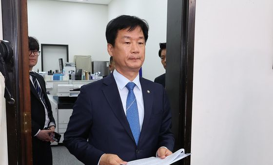 김관영 제명 결과 발표 참석하는 박균택