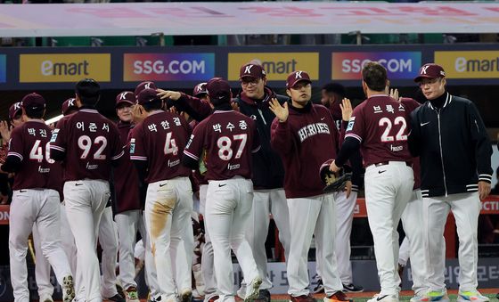 기쁨 나누는 키움 '첫 승리'