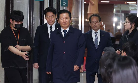 취재진 질의 받는 정청래 대표